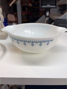 Pyrex Snowflake Garland Cinderella 443 Mixing Bowl White Blue 2.5 Quart